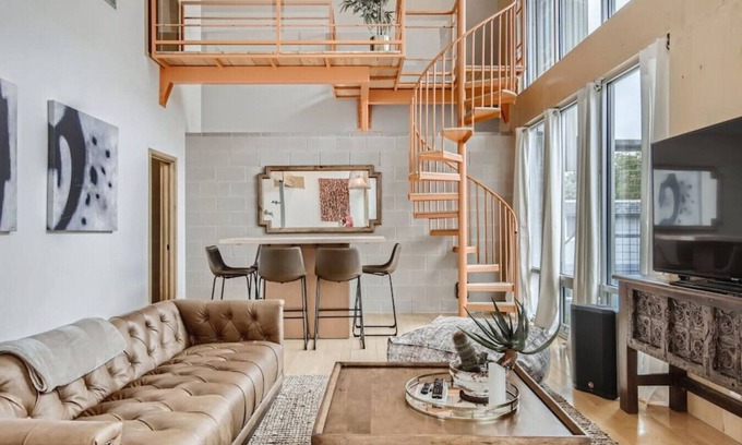 Brentwood Casa | Spacious Retreat for Groups W/Workspace Min to DT & SXSW Top Spots!