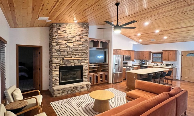 Show Low Casa | Spacious retreat in the Pines