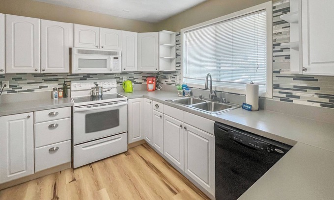 Northeast Anchorage Apartamento | Spacious Retreat:King Size Comfort