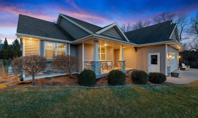 Green Bay Casa | Peaceful home on large private lot surrounded by nature