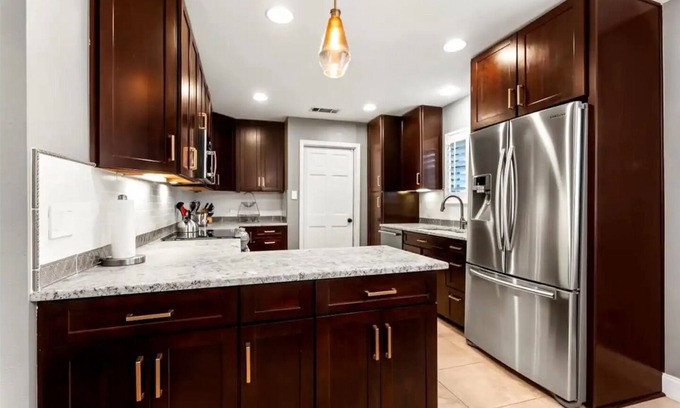 West Oak Hill Apartamento | Spacious Retreat with Private Pool
