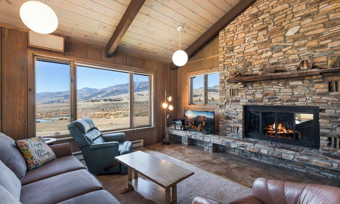 Creede Casa | Spacious Retro Mountain Getway - ATV Parking - Amazing Views