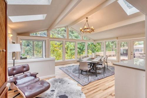 Zigzag Chalet De Esquí | Spacious River Cabin - Hot Tub - Sleeps 8