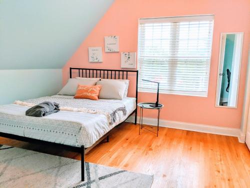 East Garfield Park Casa | Spacious Room by Medical District & UIC