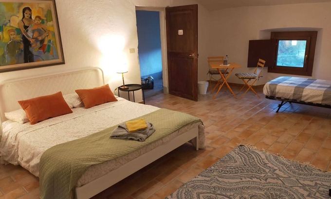 Montaldeo Casa | Amplia habitación con baño privado y Wi-Fi en una antigua casa de campo.