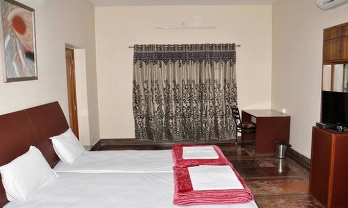 Adarsh Nagar Casa | Amplia habitación en una zona tranquila