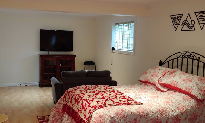 Corner Brook Cama Y Desayuno | Spacious Room - Near Hospital, Restaurants, Gas