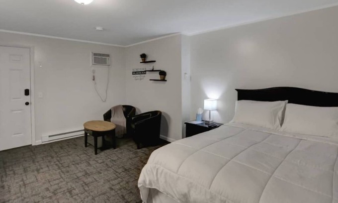 Loyalton Casa | Spacious room w/ KingBed and desk & sitting area
