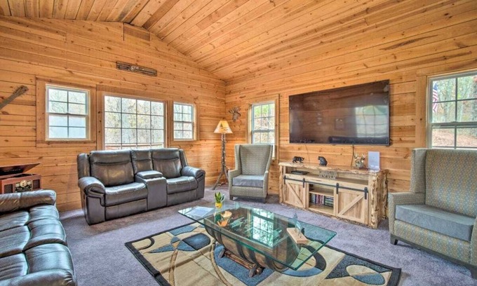 Ellijay Cabina | Family Friendly Cabin w/Hot Tub near Carters Lake!
