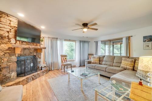 Helen Apartamento | Spacious Rustic Helen Abode about half Mi From Tubing!