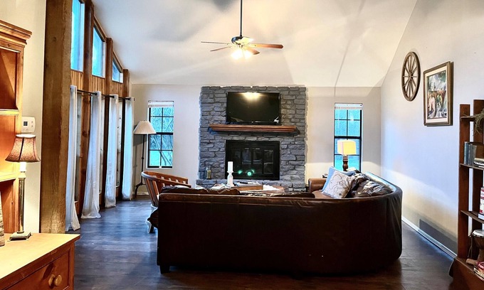 Cedar Creek Casa | Spacious rustic retreat with fireplace, outdoor ambiance close to hiking trails.