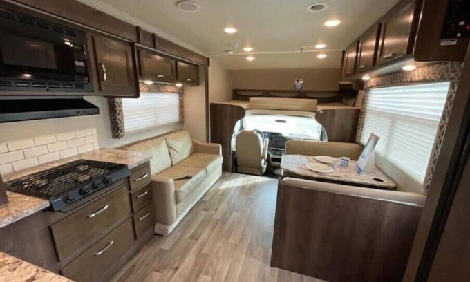 Pella Casa | Spacious RV - Open Tulip Time