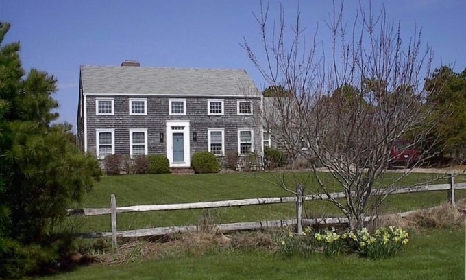 West of Town Casa | Amplio Saltbox Colonial cerca del pueblo y las playas