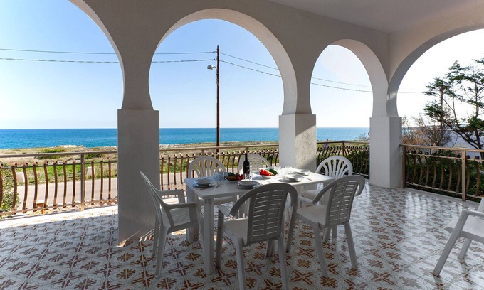 Torre dell'Orso Chalet De Esquí | Amplia casa con vistas al mar en Torre Dell'Orso 4 dormitorios y 2 baños, m115