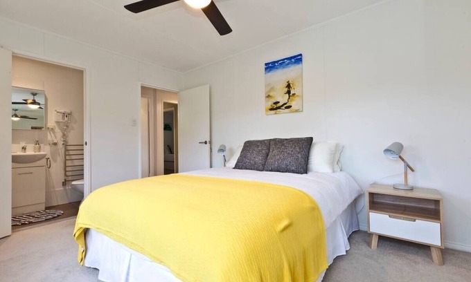 Burleigh Waters Casa | Spacious & Secure Family Beach Oasis