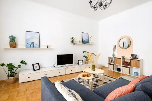 Belso-Ferencvaros Apartamento | Spacious & serene downtown home with FREE parking