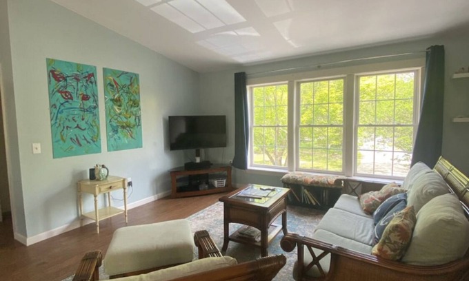 Kenyon Apartamento | Spacious, Serene Guesthouse close to RI beaches, URI & southcounty destinations!