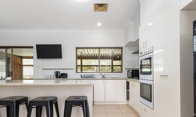 Mayfield West Casa | Spacious Seven Bedroom, Five Bathroom House