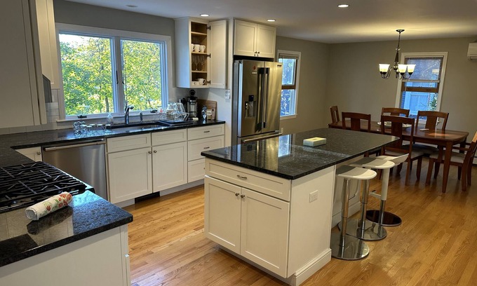 West Roxbury Casa | Spacious Single Family House - Great Privacy, 19' train ride to Back Bay Station