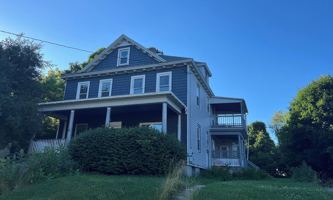 East Haven  Rutland County Casa | Spacious ski chalet with pool table & mountain views