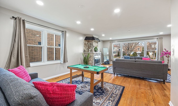 Skokie Apartamento | Spacious Skokie Condo - 4 Beds!