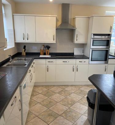 Mansfield Casa | Spacious, Sleeps 17, 3 bathrooms, Parking, Mansfield