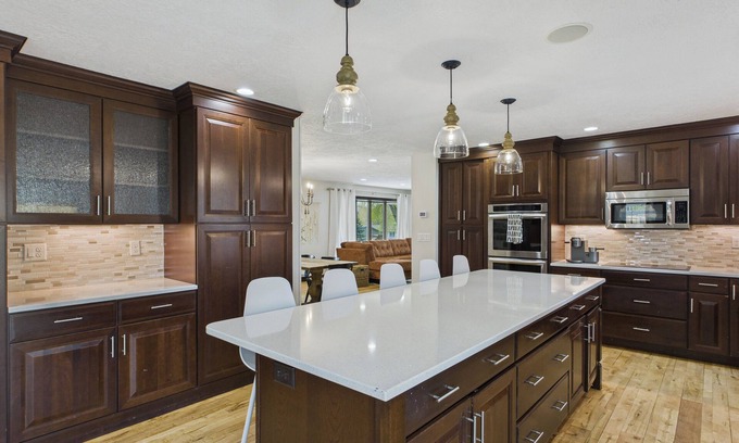 Sioux Falls Casa | Spacious Sleeps 18+ 6-bedroom house with movie theatre, sports court, huge yard