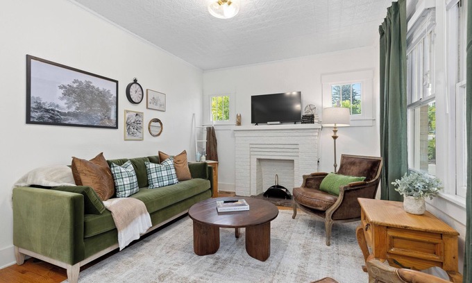 Edgewater Casa | Spacious Sloan’s Lake Stay - Luxury - Fire Pit - Dogs - EV - Bidet - Desks