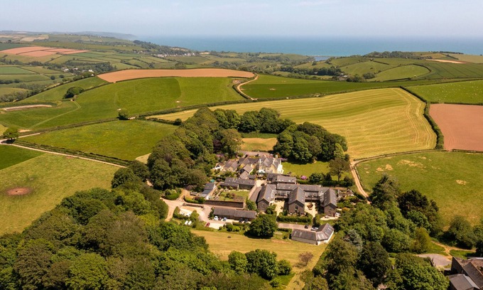 Chillington Otro | Spacious South Devon barn - large garden, stunning beaches, perfect for families