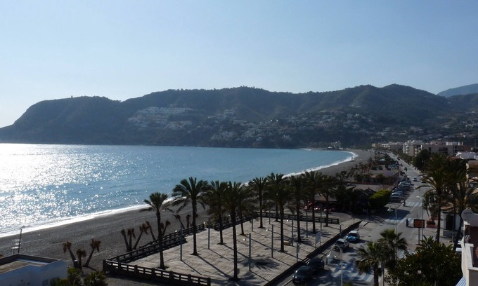 La Herradura Apartamento | Amplio apartamento de estilo español en una elegante ubicación en la playa.