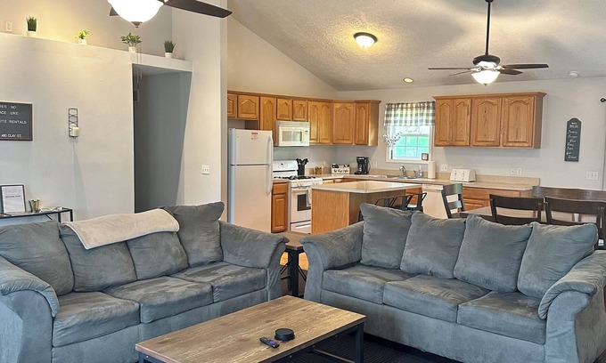 Geneva Casa | Spacious- SPIRE, GOTL, Wine Country, Beach