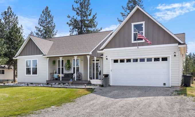 Bonner County Casa | Spacious Spirit Lake Family Retreat:7 beds, Hot Tub, Jetted Tub, Zipline & More!
