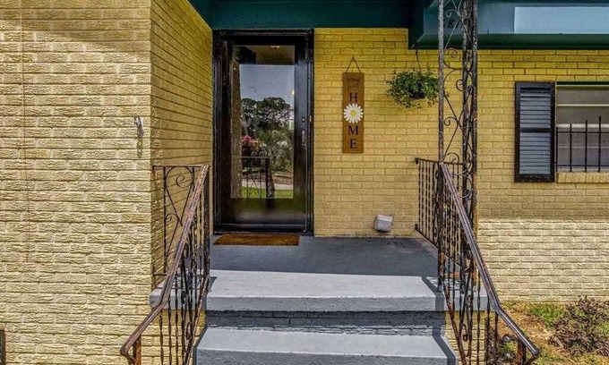 Brent Casa | Spacious Split Level Home near the Pensacola I-10 Highway