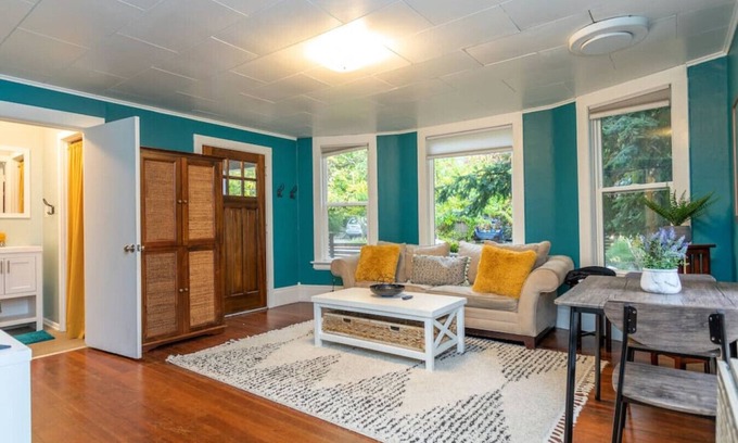 Fremont Casa | Spacious Spunky Multi-Level Unit Near Fremont – Perfect for Your Seattle Getaway!