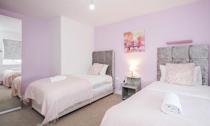 Stanford-le-Hope Apartamento | Spacious Stay I 5 BDR House with Modern Amenities I Parking I WiFi