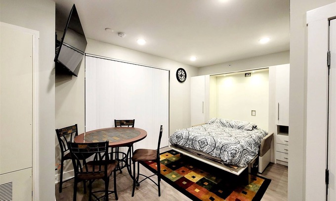 Downtown Apartamento | Spacious Studio Downtown minutes from hospital