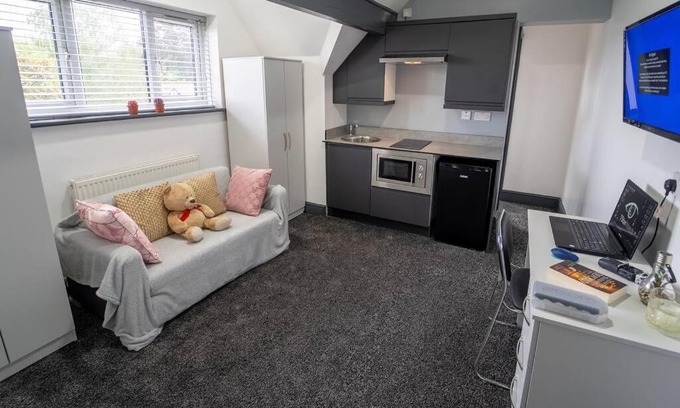 Selly Oak Apartamento | Spacious Studio for 2 right by QE in large GuestHouse!