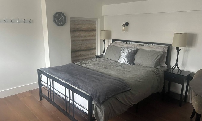 Bushey Apartamento | Spacious studio. Free EV charging. Close to Harry Potter & fast trains to Euston