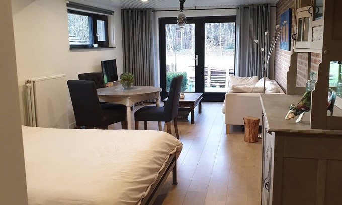 Knegsel Apartamento | Spacious Studio, in wooded hiking/biking area. Near ASML.