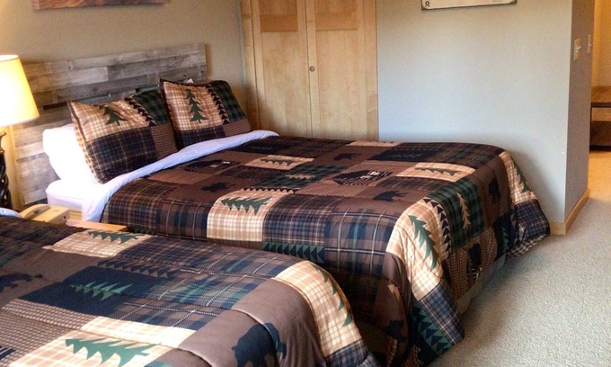 Three Lakes Apartamento | Spacious Studio w/ 2 Queen Beds – Northernaire Resort Getaway in Three Lakes, WI