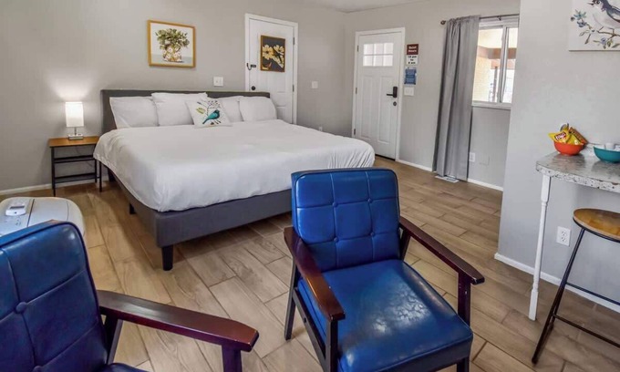 Dupont Casa | Spacious Studio with King Bed & Fast WiFi
