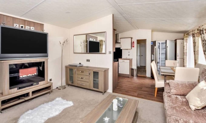 Great Houghton Cabina | Spacious Stunning Lakeside 3 bed Holiday Home