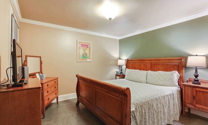 French Quarter Hotel | Spacious & Stylish 3-Room Garden Suite – Creole Charm in French Quarter