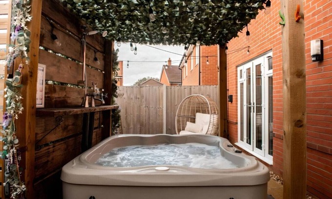 Southampton Casa | Spacious & Stylish House ~ Prime Location ~ HotTub