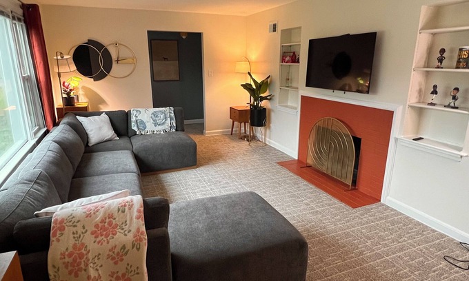 Wauwatosa Casa | Spacious, Stylish Retreat. Cozy and Quiet. Centrally located 3 bed Ranch