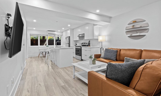 Lambton Casa | Spacious & Stylish Walk-Out - SuperHost