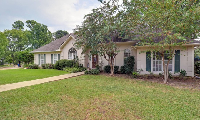 Ridgeland Casa | Spacious Suburban Home w/Pool Access in Ridgeland
