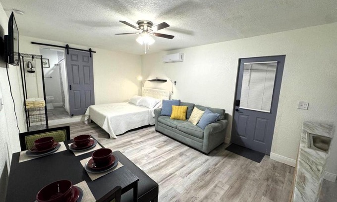 Old Seminole Heights Casa | Spacious Suite in Tampa