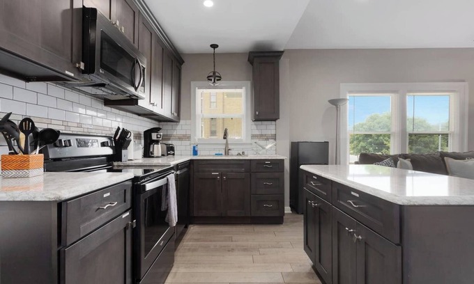 Kansas City Condominio | Spacious Suite | Queen Beds | Large Backyard | 66