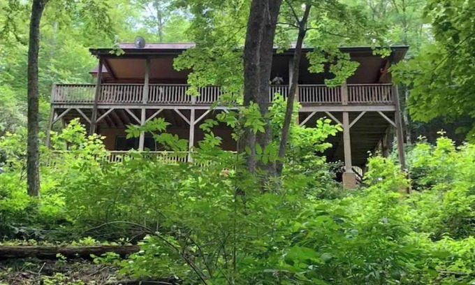 Blowing Rock Cabina | Spacious suite surrounded by nature with living room, fireplace, porch, fire pit